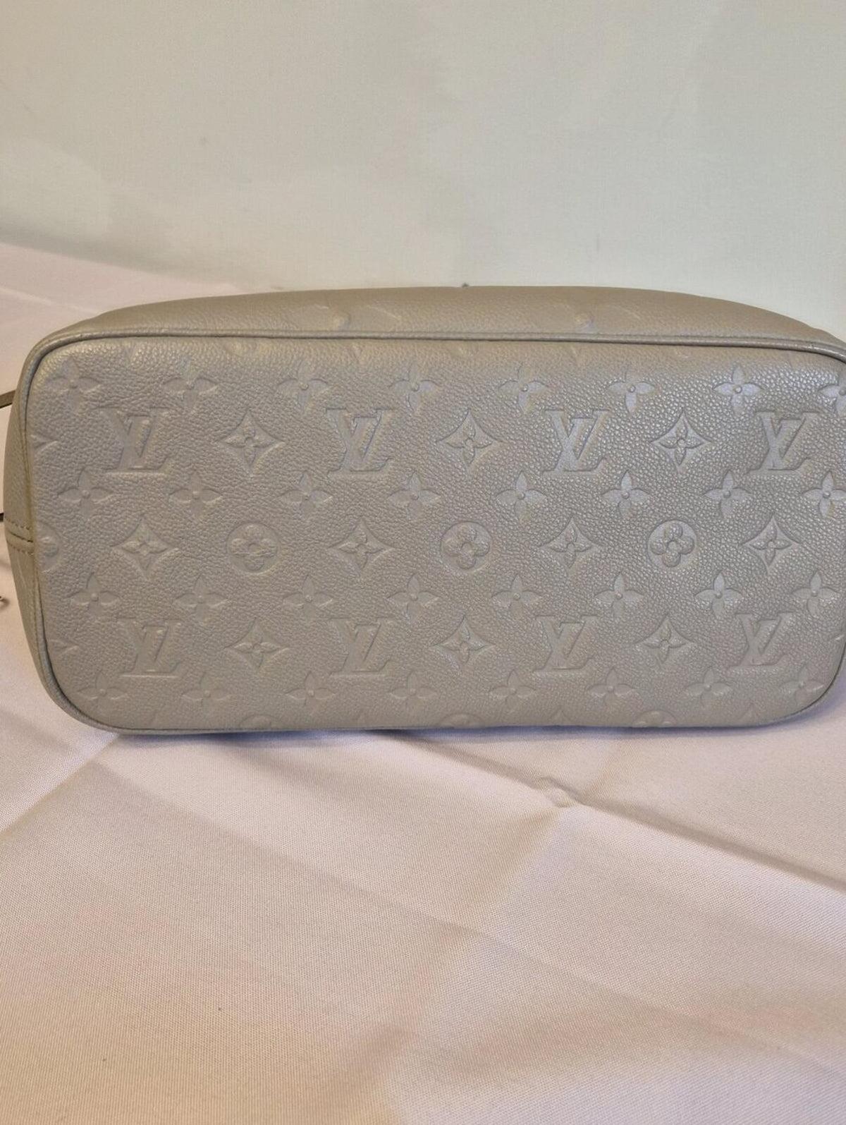 Louis Vuitton Neverfull MM Empreinte Turtle Dove Microchipped
