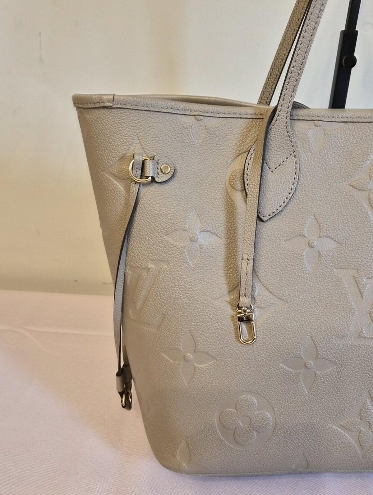 Louis Vuitton Neverfull MM Empreinte Turtle Dove Microchipped