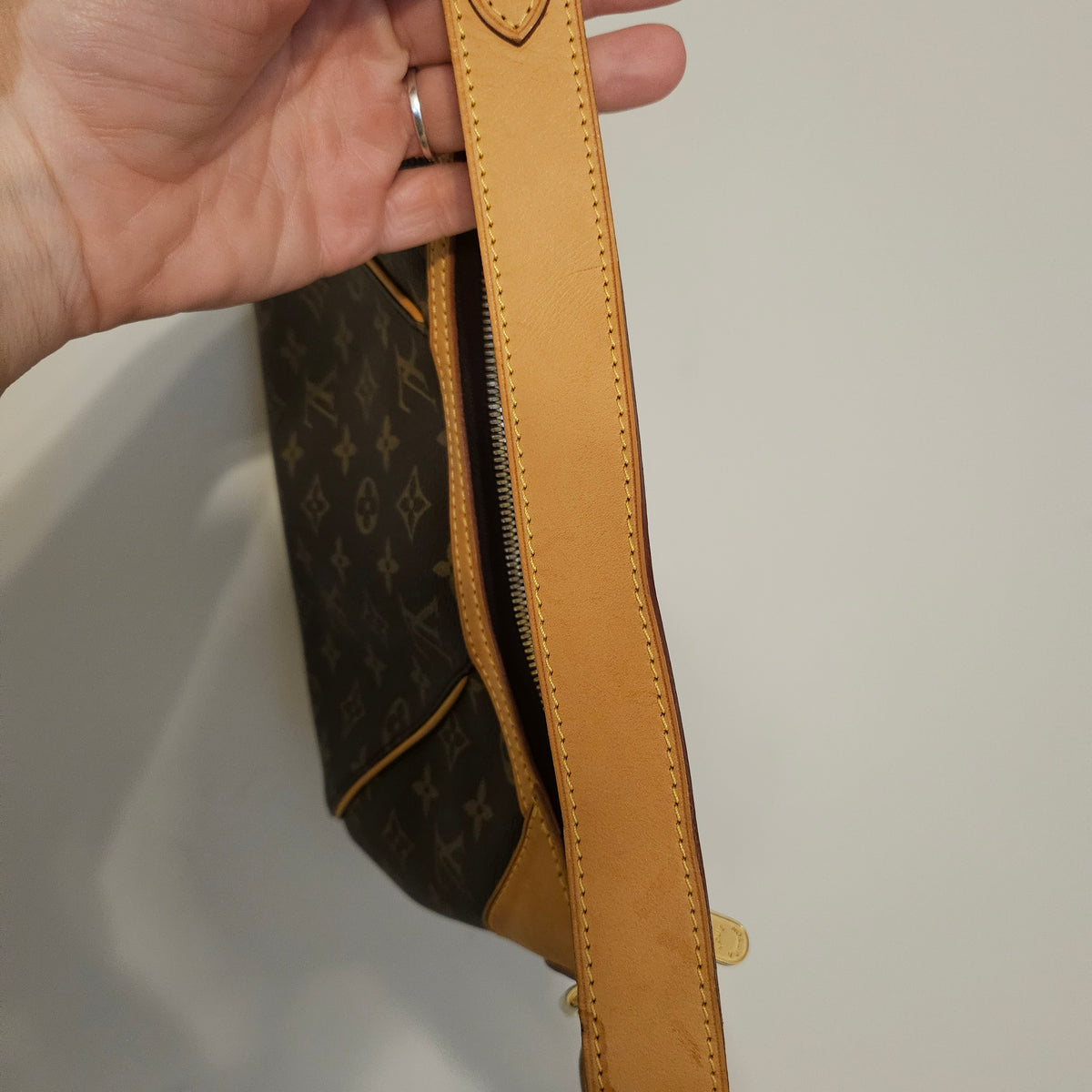 Louis Vuitton Thames PM Shoulder Bag – Monogram Canvas